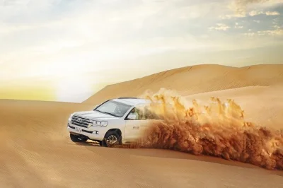 Erlebe den nervenkitzel beim dune bashing in dubais roter wüste, probiere sandboarding, genieße ein bbq-dinner mit live-unterhaltung und entspanne dank einfachem hoteltransfer.
