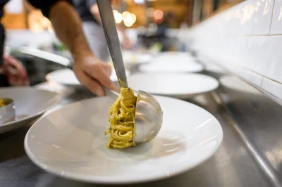 Milano, corso di cucina in piccolo gruppo per imparare pasta fresca e tiramisù fatti in casa, accompagnati da vino e storie locali in un’atmosfera accogliente.