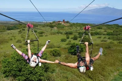 Erlebe mauis dual-zipline mit spektakulärem meerblick, eine atv-tour durch den regenwald und die längste hängebrücke hawaiis. inklusive ausrüstung und erfahrenen guides.