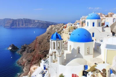 Scopri la bellezza di santorini con un tour in piccolo gruppo tra le cupole blu di oia, il monastero di profitis ilias e la spiaggia nera di perissa. include il trasferimento.