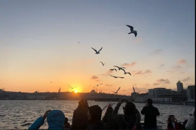 Descubre estambul en un crucero de 3 horas por el bósforo con parada en la orilla asiática, guía local y té gratis—incluye recogida y todos los gastos.