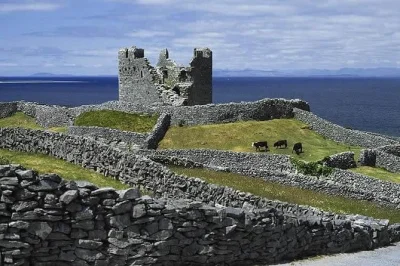 Sinta o vento em inisheer, navegue de ferry sob os cliffs of moher e explore as ruas de doolin neste passeio de um dia saindo de galway, com guia local, ferry e entradas inclusas.