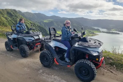 Siente el viento en los senderos salvajes de são miguel en quad, recorriendo el cráter de sete cidades, pistas de rally ocultas y vistas al océano—con guía, casco y combustible incluidos.