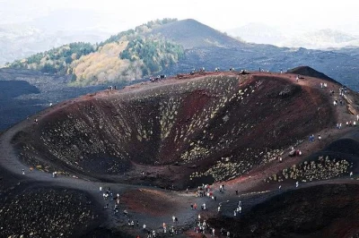 Explore o monte etna, prove vinhos sicilianos em vinícola familiar e aproveite um passeio privado saindo de taormina com guia, comida e transporte inclusos.