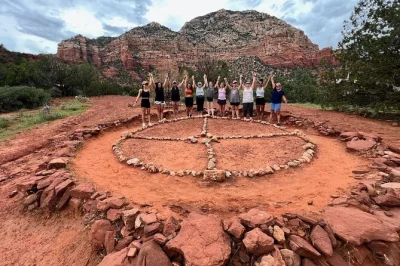 Siente la energía de los vórtices de sedona en un tour guiado en jeep y caminata. descubre lugares místicos poco conocidos, escucha historias locales y disfruta de agua embotellada. recogida inclui