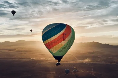 Über marrakesch im heißluftballon zum sonnenaufgang schweben, ein berberfrühstück genießen, dann kamelreiten und abendessen in der agafay-wüste mit abholung vom hotel inklusive.
