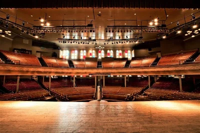 Conheça o ryman auditorium em nashville, explore a história da música com exposições imersivas e tire sua foto na lendária palco. ingresso incluso.