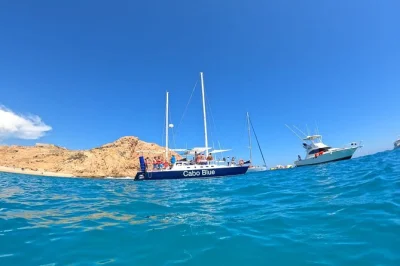 Vivi il sole di cabo san lucas con una crociera snorkeling su cabo blue, open bar, pranzo fresco e sosta al famoso arco. include attrezzatura, equipaggio e pick-up—prenota ora.