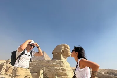 Siente la magia de las pirámides de giza, entra en tumbas reales con un guía egiptólogo, disfruta un almuerzo local y un paseo en camello. incluye recogida y entradas.