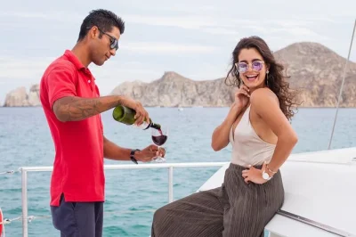 Scopri l’arco di cabo san lucas e playa del amor con una crociera jazz al tramonto. vino, drink illimitati, snack gourmet e pickup in hotel per una serata senza pensieri.