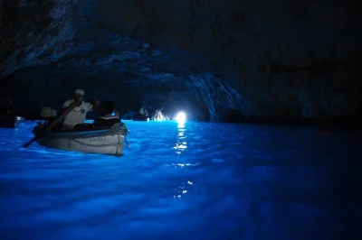 Disfruta la calma matutina de capri, nada junto a los faraglioni y entra en la gruta azul desde sorrento en un tour en barco con grupo reducido. incluye bebidas, fruta y patrón local.