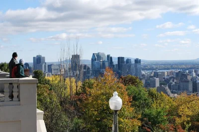 Découvrez montréal autrement avec une visite en petit groupe : mont royal, oratoire saint-joseph, vieux-port et circuit f1. prise en charge et guide local inclus.