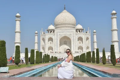 Erlebe den sonnenaufgang am taj mahal, entdecke die roten sandsteinhallen des agra forts und besuche das filigrane baby taj – privater tagesausflug ab delhi mit abholung inklusive.