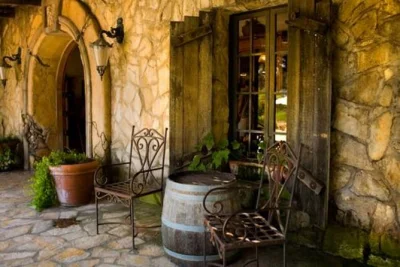 Explore os vinhedos de montalcino, prove brunello em três vinícolas, desfrute um almoço típico da toscana e visite a abadia de sant’antimo — com transporte incluso.