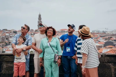 Scopri porto in un tour a piedi di 3 ore tra strade storiche, chiese barocche e la famosa livraria lello. guida locale con racconti dal vivo inclusa.