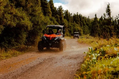 Descubre el volcán sete cidades en un tour en utv, recorriendo caminos de tierra, admirando lagunas en el cráter y pasando por el pueblo de capelas. incluye guía, cascos y seguro.