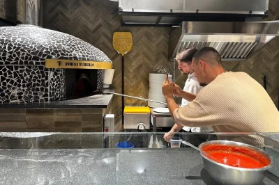 Scopri napoli impastando la tua pizza con uno chef locale, assapora un piatto segreto e brinda con vino o birra in un’esperienza autentica e divertente.