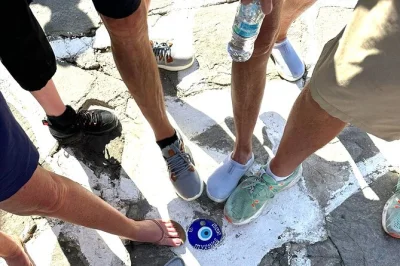 Scopri le viuzze di mykonos town, ammira i famosi mulini a vento, fai il bagno ad agios ioannis e gusta uno snack ad ano mera con guida locale e trasferimenti inclusi. prenota ora il tour di mezza gio