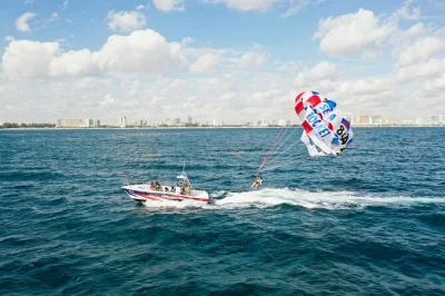 Erlebe parasailing über fort lauderdales gold coast mit 8-10 minuten flugzeit, traumhaften skyline-panoramen und einem erfahrenen uscg-lizenzierten kapitän. alles equipment inklusive.