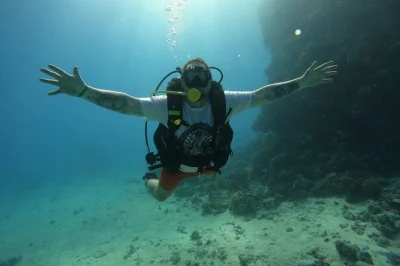 Descubra a emoção de dois mergulhos guiados no mar vermelho em hurghada, com transporte do hotel, almoço a bordo e instrutores especializados. equipamentos para aluguel e snorkel para não mergulha