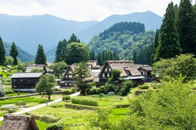 Descubre el encanto tranquilo de shirakawago y gokayama desde takayama con un tour en bus, entrada a minkaen y tiempo para almorzar en un pueblo de casas con techo de paja.