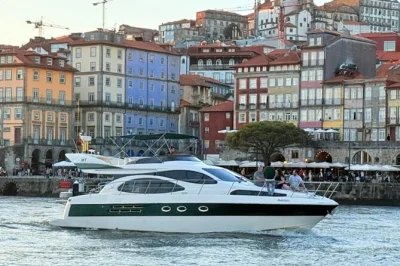 Scopri i ponti di porto, ribeira e gaia da uno yacht privato sul fiume douro. vino locale, snack tipici e equipaggio certificato inclusi. prenota ora la tua crociera sul fiume.