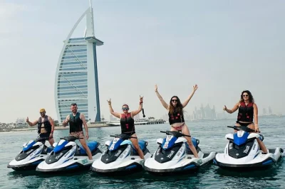 Erlebe den nervenkitzel bei einer jet ski tour in dubai zum burj al arab mit skyline-blick, guide, kostenlosen fotos, schließfächern und einem leckeren eis als belohnung.