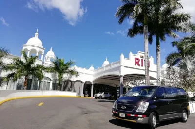Parti da costa rica con un transfer privato da san jose o aeroporto sjo verso hotel riu guanacaste, soste flessibili, autista bilingue e ritiro in hotel inclusi.