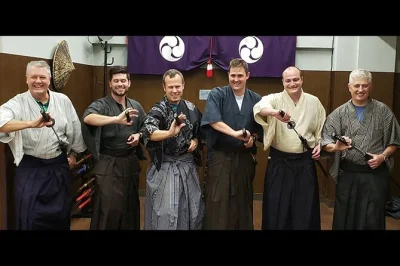 Entra in un dojo in stile edo a tokyo, indossa l’armatura da samurai e impara tecniche di spada da istruttori con esperienza nel cinema e tv. costume e tutte le spese incluse.