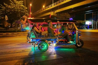 Découvrez bangkok la nuit en tuk-tuk : grand palais, wat pho, balançoire géante et dégustation de street food à chinatown. visite guidée de 4h avec un local.