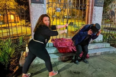 Découvrez le côté sombre de savannah lors d’un bar crawl true crime. Écoutez des histoires incroyables, savourez des cocktails et explorez des lieux de meurtres avec un guide local. boissons inc