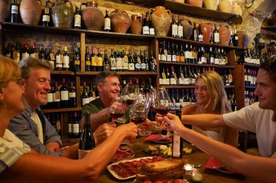 Découvrez barcelone en flânant dans el born et le quartier gothique, dégustez tapas et vins locaux en petit groupe avec un guide passionné. quatre bars, plein de saveurs et des accords vins parfai