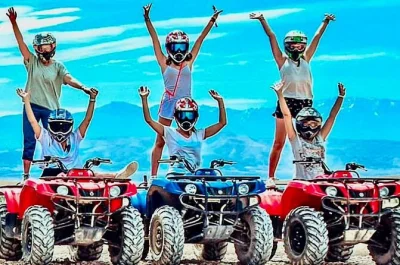 Erlebe die agafay-wüste bei marrakesch – kamelritt, quadfahren, berber-dinner unter sternen, feuershow und bequemer hoteltransfer inklusive.