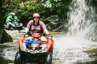 Vivi l’avventura nella giungla di ubud a bali in quad atv, tuffati sotto una cascata nascosta e attraversa un tunnel olandese d’epoca—con trasferimento dall’hotel e pranzo inclusi.