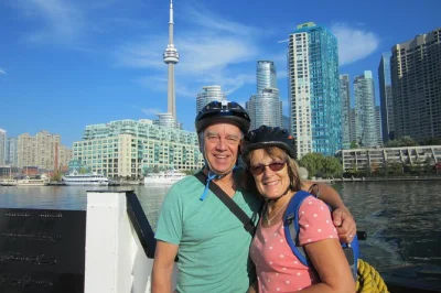Disfruta de un tour en bici por las islas de toronto, ferry incluido. pedalea junto a cabañas, visita el faro gibraltar point y disfruta vistas del skyline con snacks.