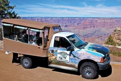 Vivi il lato selvaggio del grand canyon con un safari in jeep al tramonto, accesso esclusivo dal cancello sud, avvistamento fauna e guida locale. pickup incluso a tusayan.