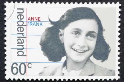 Scopri la storia della seconda guerra mondiale ad amsterdam con un tour a piedi in piccolo gruppo su anne frank. ascolta storie personali, visita il quartiere ebraico e termina vicino alla casa di ann