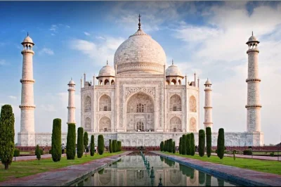 Erlebe den sonnenaufgang am taj mahal, entdecke die historischen hallen des agra fort und genieße ein entspanntes mittagessen – mit privatem transfer ab delhi und lokalem guide.