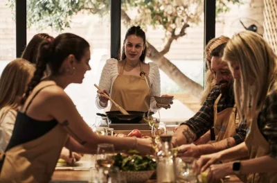 Entdecke mit einer lokalen köchin den lebhaften markt in athen, koche klassische griechische gerichte im privaten garten und genieße unbegrenzt wein. transfer inklusive.
