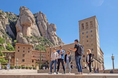 Découvrez montserrat et ses sommets, les ruelles médiévales de gérone et un village de pêcheurs de la costa brava — visite guidée avec transport et billets inclus.