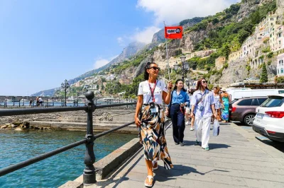 Sinta o sol e a brisa do mar na costa amalfitana em um passeio de um dia saindo de nápoles, com paradas em positano, amalfi e ravello. inclui transporte do hotel e guia local.