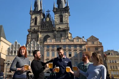 Descubre el alma de praga en un tour por bares históricos: cuatro locales emblemáticos, cerveza o vino en cada parada y relatos divertidos en grupo reducido.