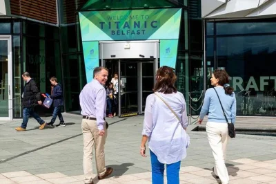 Descubre irlanda del norte desde dublín: titanic belfast, los acantilados del castillo dunluce y la mística calzada del gigante. incluye transporte, entradas y guía local.