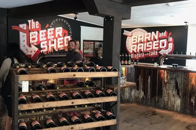 Scopri il fascino di niagara-on-the-lake con un tour pomeridiano tra vini, birre artigianali e salumi locali. degustazioni in due cantine, una birreria e comodo pick-up incluso.