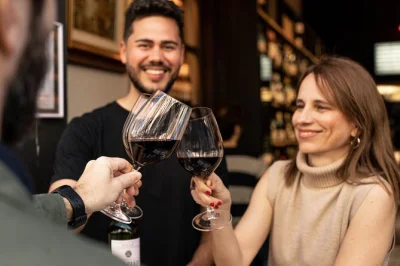 Laissez un sommelier certifié vous guider dans les quartiers animés de barcelone, dégustant vins espagnols et tapas à poble sec et sant antoni. groupes réduits, repas complet inclus.