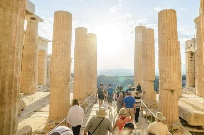 Erlebe die akropolis von athen bei einer kleinen gruppenführung mit parthenon-besuch, tickets ohne anstehen und optionalem besuch im akropolis museum. mit erfahrenem guide.