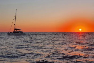 Scopri santorini con una crociera in catamarano: tappa a red beach e white beach, nuotate vicino alle sorgenti vulcaniche, pranzo bbq e transfer da/per hotel inclusi.