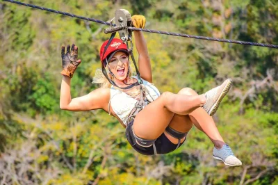 Vivi l’emozione a puerto vallarta con zipline nella giungla, gita in motoscafo, degustazione di tequila e pranzo sul fiume. trasporto andata e ritorno incluso.