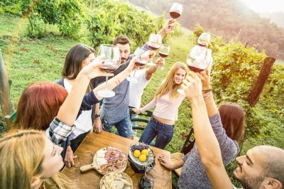 Desfrute de um tour de vinhos em sedona com transporte em party bus, degustações em vinícolas e almoço relaxante no cove mesa. guia local e transporte inclusos.