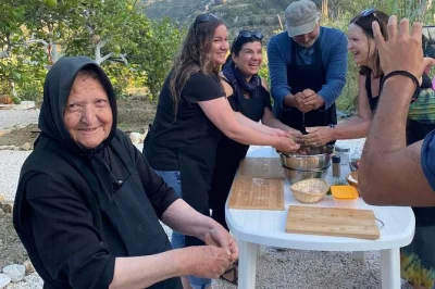Scopri naxos con una giornata in fattoria vicino a melanes: raccogli verdure, prendi le uova, cucina con una nonna locale e gusta vini tipici. pranzo e bevande inclusi.